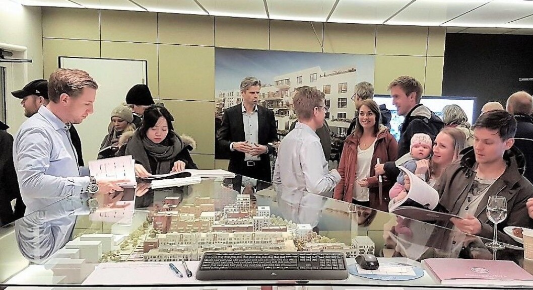 Størrelse var ingen hindring for de som besøkte visningssenteret til boligprosjektet Krydderhagen i går. Foto: Fredrik Johannessen Størrelse var ingen hindring for de som besøkte visningssenteret til boligprosjektet Krydderhagen i går. Foto: Fredrik Johannessen