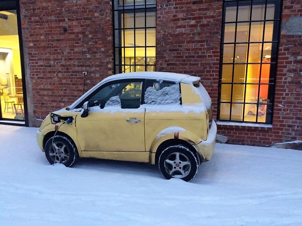 Inne på lekeplassen til Støperiet barnehage har elbilisten parkert over natta for å lade bilen. Foto: Støperiet barnehage Inne på lekeplassen til Støperiet barnehage har elbilisten parkert over natta for å lade bilen. Foto: Støperiet barnehage