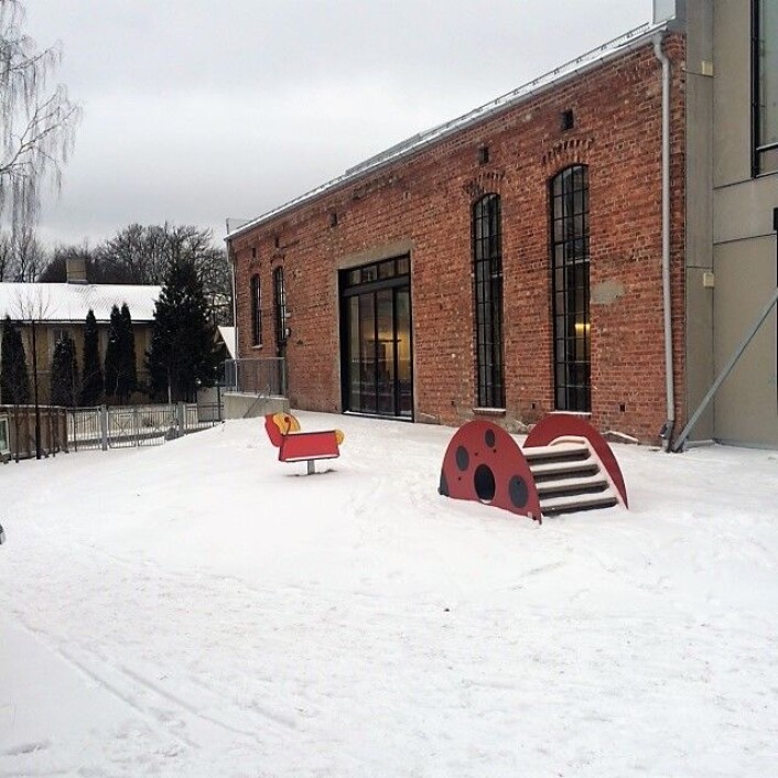 Her, på veggen mellom det bredeste og det ene høye vinduet, har bilisten fått øye på et strømuttak. Foto: Støperiet barnehage Her, på veggen mellom det bredeste og det ene høye vinduet, har bilisten fått øye på et strømuttak. Foto: Støperiet barnehage