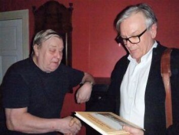 Forfatter Kjell Erik Sterten (t.v.) overleverer boka Akerselvas bruer og fosser til Trond Bakke i Studentsamskipnaden. Foto Anders Høilund Forfatter Kjell Erik Sterten (t.v.) overleverer boka Akerselvas bruer og fosser til Trond Bakke i Studentsamskipnaden. Foto Anders Høilund