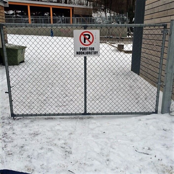 Denne porten har elbilisten åpnet og kjørt gjennom for å lade bilen sin. Foto: Støperiet barnehage Denne porten har elbilisten åpnet og kjørt gjennom for å lade bilen sin. Foto: Støperiet barnehage