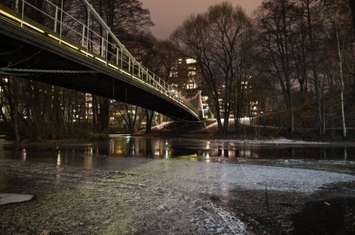 Åmot bru var Norges første hengebro i stål og strakk seg over Drammenselva. Nå står den i forkortet versjon ved Øvre Foss på Grünerløkka. Foto: Kyrre Songstad Seim Åmot bru var Norges første hengebro i stål og strakk seg over Drammenselva. Nå står den i forkortet versjon ved Øvre Foss på Grünerløkka. Foto: Kyrre Songstad Seim