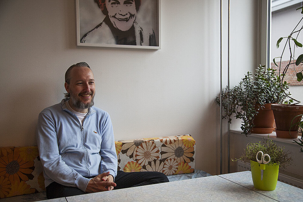 Vidar Trædal, selverklært gentrifiserer, sitter i leiligheten sin i bygget som en gang huset Kiellands Dropsfabrikk. Foto: Elisabeth Ulla Uksnøy Vidar Trædal, selverklært gentrifiserer, sitter i leiligheten sin i bygget som en gang huset Kiellands Dropsfabrikk. Foto: Elisabeth Ulla Uksnøy