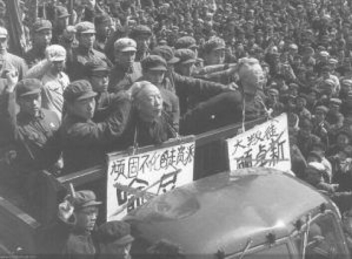 I kulturrevolusjonen var det åpen jakt på alle som ble ansett som fiender av kommunismen. Her ydmykes og misbrukes to mennesker av kulturrevolusjonære i 1967. Foto: Ukjent, Creative Commons I kulturrevolusjonen var det åpen jakt på alle som ble ansett som fiender av kommunismen. Her ydmykes og misbrukes to mennesker av kulturrevolusjonære i 1967. Foto: Ukjent, Creative Commons