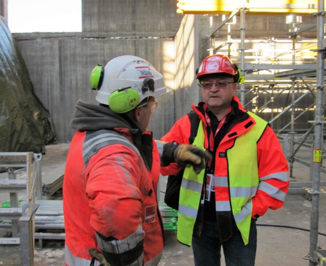 Svein Dagfinn Vestheim tar en prat med en av de som bygger det nye Munchmuseet. Foto: Susanne Skaug Svein Dagfinn Vestheim tar en prat med en av de som bygger det nye Munchmuseet. Foto: Susanne Skaug