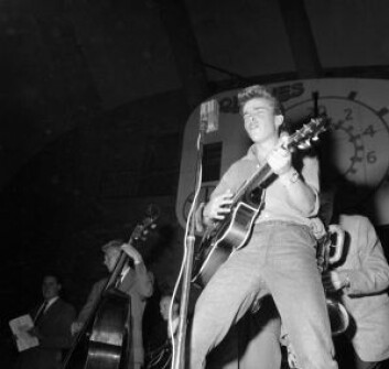 "Smiling Tommy" konkurrerer om å bli Oslos rocke-konge på Jordal Amfi,<br /> 4. september 1958. Foto: Ukjent / Oslobilder.no / CC3.0 "Smiling Tommy" konkurrerer om å bli Oslos rocke-konge på Jordal Amfi,<br /> 4. september 1958. Foto: Ukjent / Oslobilder.no / CC3.0