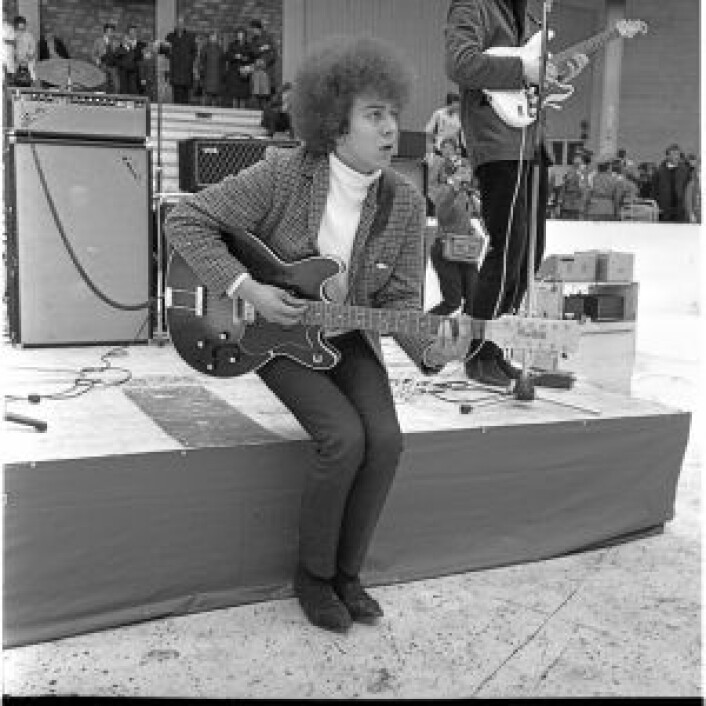 Ottar Aasegg fra The Pussycats underholder på Jordal Amfi 1. mai 1966. Foto: Ukjent / Oslobilder.no / CC3.0 Ottar Aasegg fra The Pussycats underholder på Jordal Amfi 1. mai 1966. Foto: Ukjent / Oslobilder.no / CC3.0