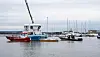 En båt som har ligget ulovlig fortøyd i Frognerkilen taues bort av Skjærgårdstjenesten. I bildet sees også bymiljøetatens arbeidsbåt Hovedøya II samt en politibåt.