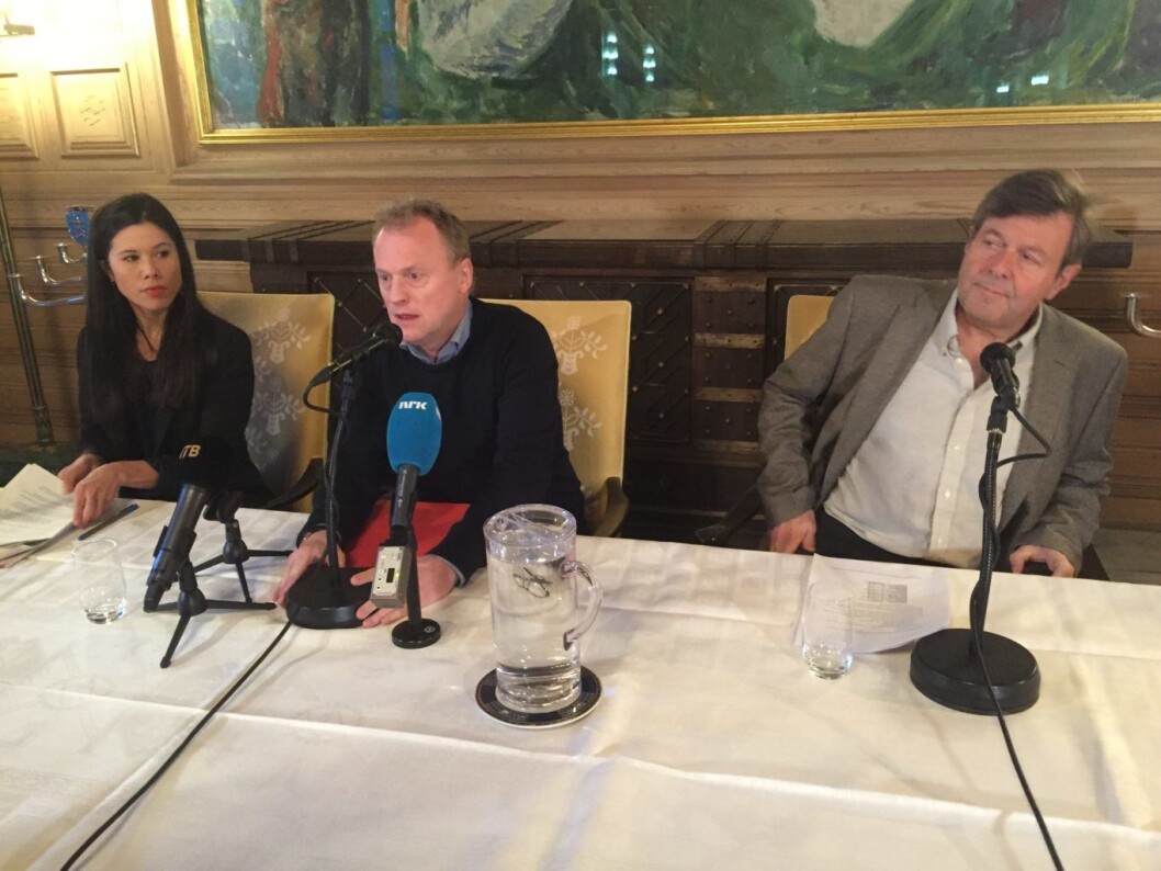 Byråd Lan Marie Berg, byrådsleder Raymond Johansen og ny søppeldirektør Arild Sundberg forteller at de tar over ansvaret for søppelinnhentingen i byen. Byråd Lan Marie Berg, byrådsleder Raymond Johansen og ny søppeldirektør Arild Sundberg forteller at de tar over ansvaret for søppelinnhentingen i byen.