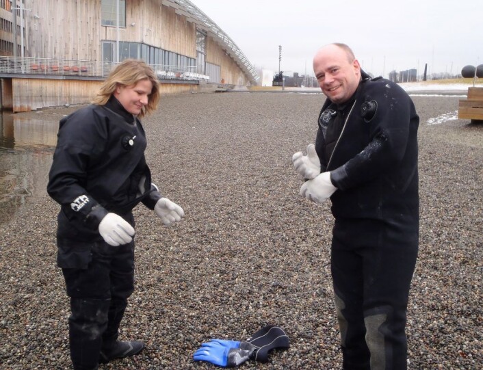 Anne Selsjord og Rune Edvin Haldorsen fra Indre Oslofjord undervannsklubb gjør seg klare til et vinterdykk Anne Selsjord og Rune Edvin Haldorsen fra Indre Oslofjord undervannsklubb gjør seg klare til et vinterdykk