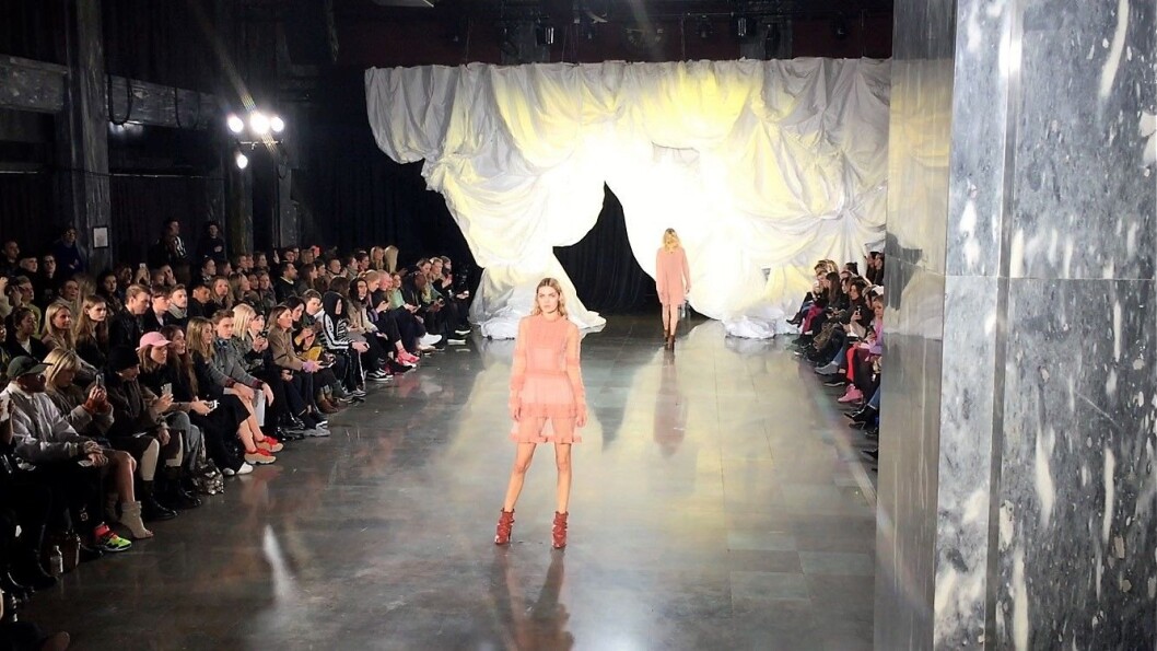 På Oslo Runway presenterte norske designere moter for et internasjonalt publikum. På Oslo Runway presenterte norske designere moter for et internasjonalt publikum.