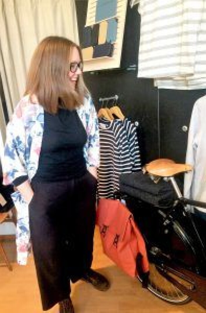 Anja Holmgren beundrer litt av kolleksjonen sin. Foto: Privat Anja Holmgren beundrer litt av kolleksjonen sin. Foto: Privat