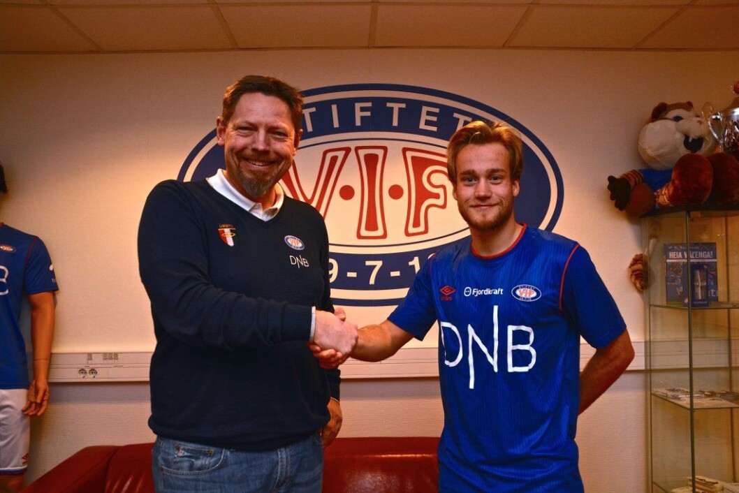 Bård Finne (t.h) blir Vålerenga fotballs nye spiss. Her sammen med daglig leder Erik Espeseth etter å ha signert kontrakten med østkantklubben. Foto:<a href=http://www.vif-fotball.no/nyheter/bard-finne-klar-for-Valerenga> Vålerenga Fotball</a> Bård Finne (t.h) blir Vålerenga fotballs nye spiss. Her sammen med daglig leder Erik Espeseth etter å ha signert kontrakten med østkantklubben. Foto:<a href=http://www.vif-fotball.no/nyheter/bard-finne-klar-for-Valerenga> Vålerenga Fotball</a>