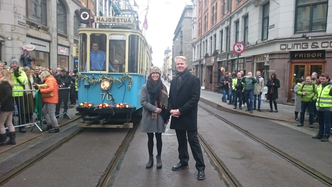 Byråd for miljø og samferdsel Lan Marie Nguyen Berg og bymiljøetatens prosjektleder Jan Vidar Husby åpnet Prinsens gate for trafikk i formiddag. Foto: Christian Boger Byråd for miljø og samferdsel Lan Marie Nguyen Berg og bymiljøetatens prosjektleder Jan Vidar Husby åpnet Prinsens gate for trafikk i formiddag. Foto: Christian Boger