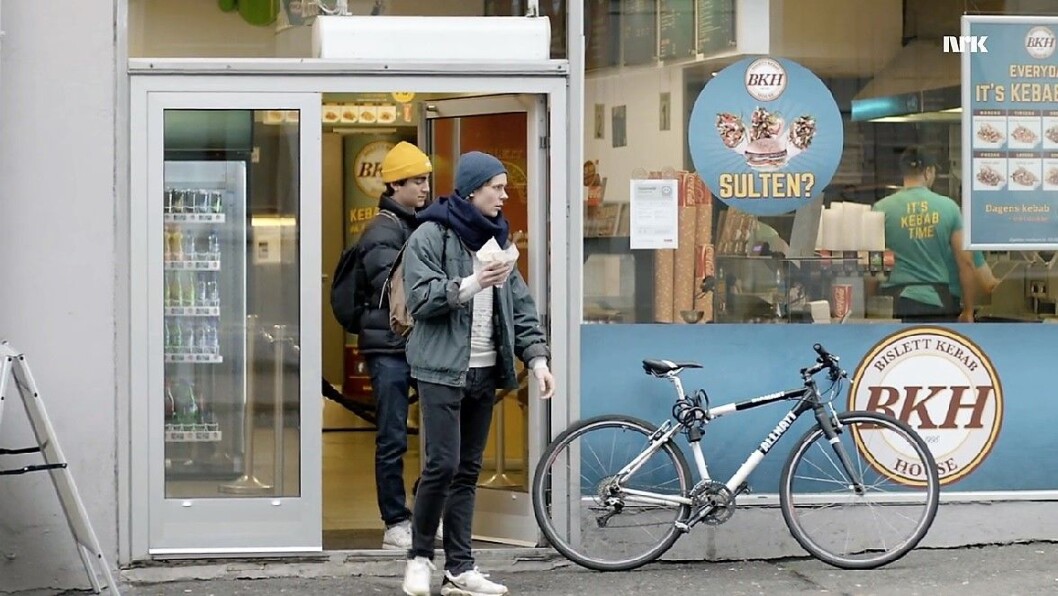 Isak og Jonas besøker Bislett Kebab i Skam. Skjermdump: NRK. Isak og Jonas besøker Bislett Kebab i Skam. Skjermdump: NRK.