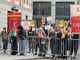 Rundt 100–150 demonstranter møtte opp utenfor Håndverkeren under Norgesdemokratenes konferanse. 