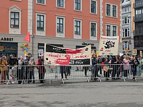 Rundt 100–150 demonstranter møtte opp utenfor Håndverkeren under Norgesdemokratenes konferanse. 