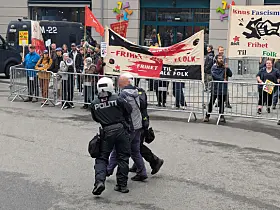 Rundt 100–150 demonstranter møtte opp utenfor Håndverkeren under Norgesdemokratenes konferanse.  To personer ble innbragt og seks personer bortvist av politiet.