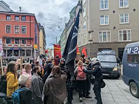 Rundt 100–150 demonstranter møtte opp utenfor Håndverkeren under Norgesdemokratenes konferanse. 