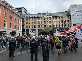 Rundt 100–150 demonstranter møtte opp utenfor Håndverkeren under Norgesdemokratenes konferanse. 