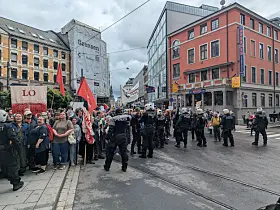 Rundt 100–150 demonstranter møtte opp utenfor Håndverkeren under Norgesdemokratenes konferanse. 