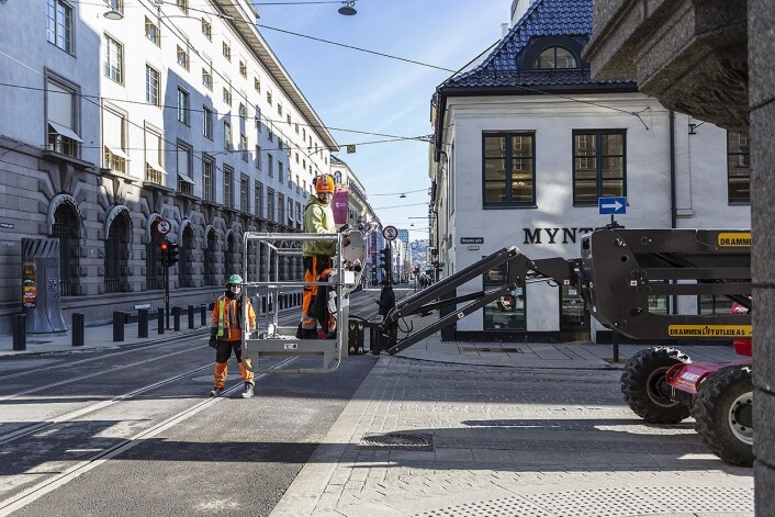 Anleggsarbeidere legger siste hånd på verket før åpningen av Prinsens gate. Foto: Stine Raastad Anleggsarbeidere legger siste hånd på verket før åpningen av Prinsens gate. Foto: Stine Raastad