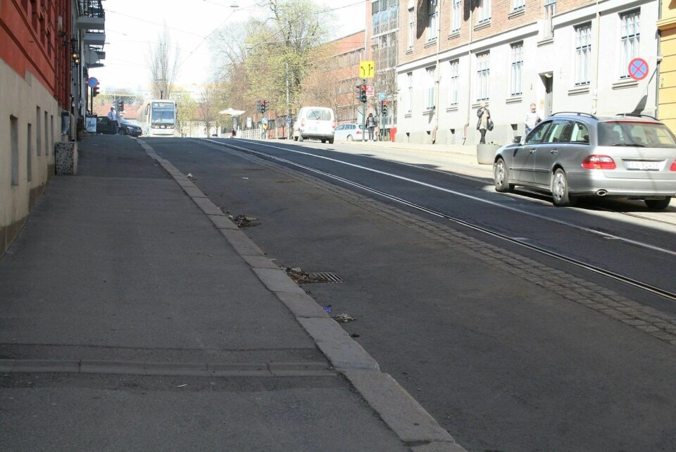 Thereses gate skal nå graves opp, slik at trikkeskinnene kan flyttes 15 cm. Foto: Stopp Prøveprosjekt i Thereses gate