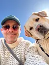 Steffen Mulder (39) og labradoren Olav (5) inviterer hund og eier til fiskekakefest i Ola Narr hundepark på Tøyen.