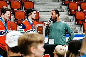 Fra venstre: Thomas Olsen og Michael Brandsegg-Nygård. Robin Grov står med mikrofon.
