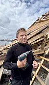 Badstuemester Rune Reite i Oslo Badstuforening bygger årets sankthansbål, en diger fugl