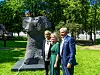 Kunstner Kristian Blystad, sammen med ordfører Anne Lindboe og generalsekretær i Oslo byes vel Ole Rikard Høisæther.