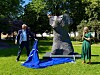 Ole Rikard Høisæther og Anne Lindboe smiler stort ved avdukingen av kvinnetorsoen på Grev Wedels Plass i Kvadraturen.
