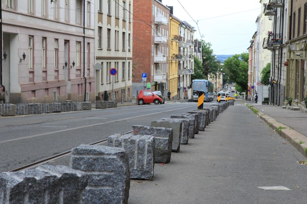 Thereses gate har vært gjennom mange faser. "Hitlers tanngard" kalte lokale beboere denne rekka med steiner, da det forrige byrådet satte dem ut i 2014. Thereses gate har vært gjennom mange faser. "Hitlers tanngard" kalte lokale beboere denne rekka med steiner, da det forrige byrådet satte dem ut i 2014.
