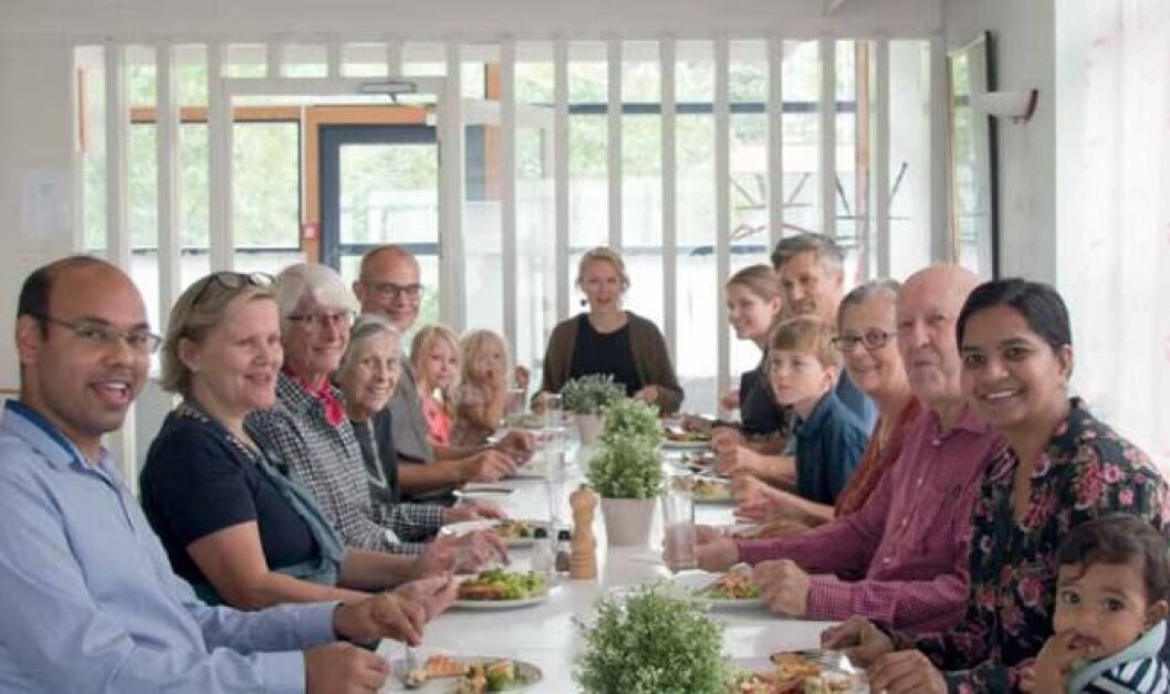 Felles middag i borettslaget Kollektivet. Her samles ung og gammel. Foto: Boka Fra servicehus til dugnadsfellesskap Felles middag i borettslaget Kollektivet. Her samles ung og gammel. Foto: Boka Fra servicehus til dugnadsfellesskap