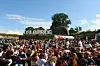 Publikum koser seg i Pride Park på Kontraskjæret i 2025. I år utvides Parken ytterligere.