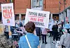 Demonstrerende beboere fra kommunale Omsorg+ hadde tydelige meldinger til bystyrepolitikerne. Foto: Arnsten Linstad