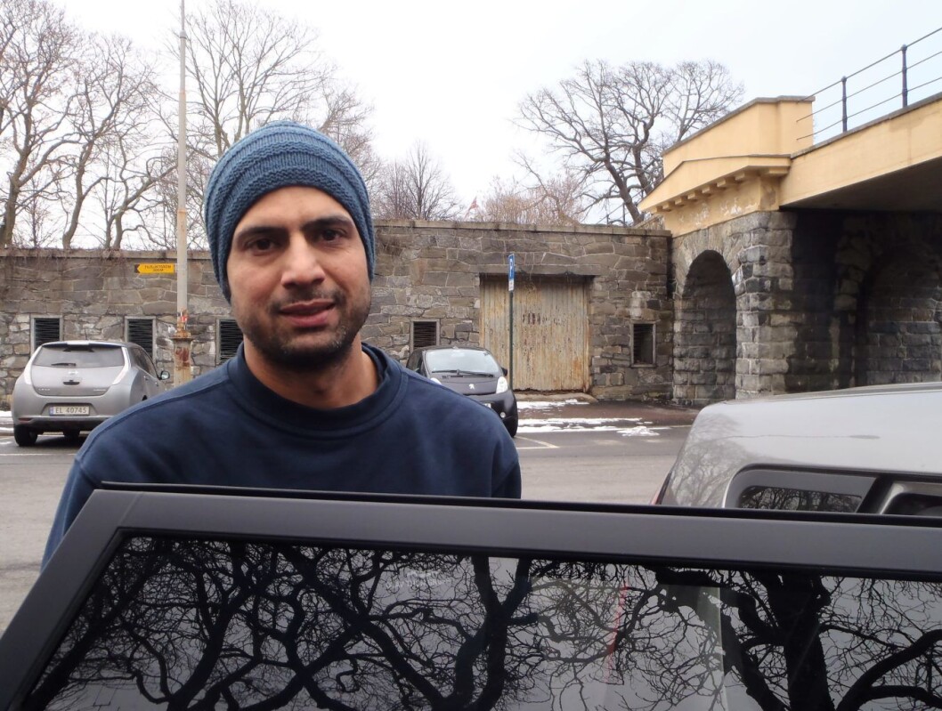 Elbileier Aman Mohal håper at han finner et annet sted å parkere enn her i Kongens gate etter at elbilplassene forsvinner. Foto: Anders Høilund Elbileier Aman Mohal håper at han finner et annet sted å parkere enn her i Kongens gate etter at elbilplassene forsvinner. Foto: Anders Høilund