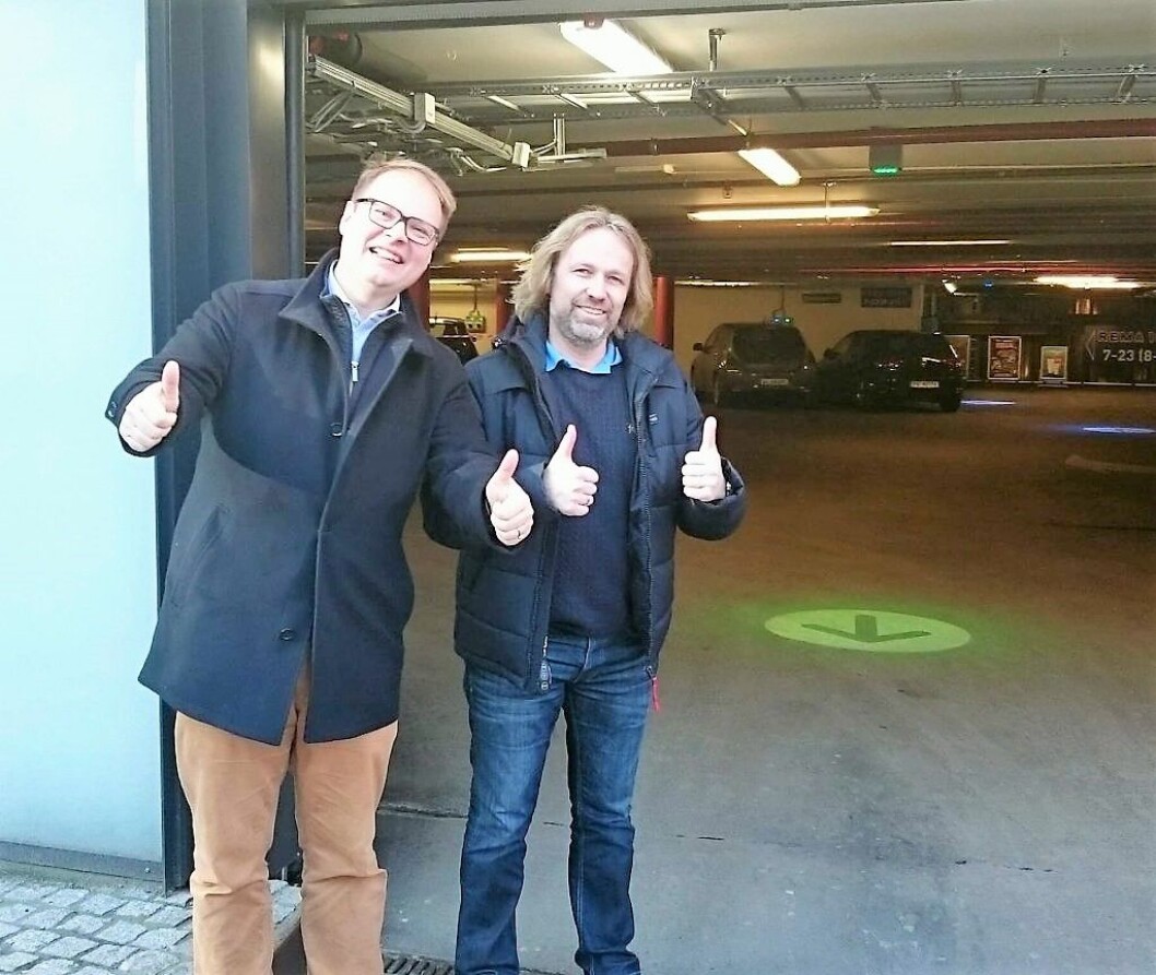 Direktør for miljø og samfunnsansvar i Ramm Aspelin Eiendom, Isak Oksvold (t.h), og sjef i Fortum Charge & Drive, Jan Haugen Ihle, ønsker velkommen til ny ladestasjonen for elbiler på Vulkan P-hus. Foto: Christian Boger Direktør for miljø og samfunnsansvar i Ramm Aspelin Eiendom, Isak Oksvold (t.h), og sjef i Fortum Charge & Drive, Jan Haugen Ihle, ønsker velkommen til ny ladestasjonen for elbiler på Vulkan P-hus. Foto: Christian Boger
