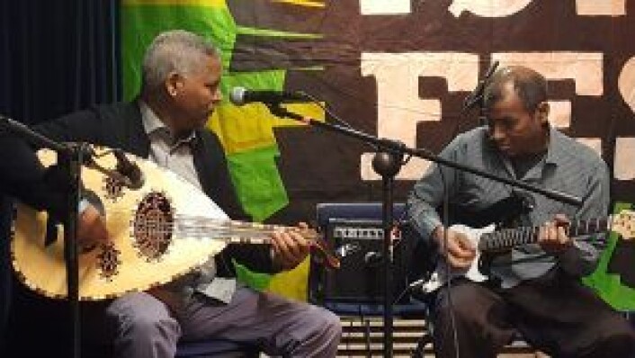 Et av kulturinnslagene på åpningen av huset i går var funky Somali Jazz Band med Ali Osman Egeh og Ali Isak. Foto: Tarjei Kidd Olsen Et av kulturinnslagene på åpningen av huset i går var funky Somali Jazz Band med Ali Osman Egeh og Ali Isak. Foto: Tarjei Kidd Olsen