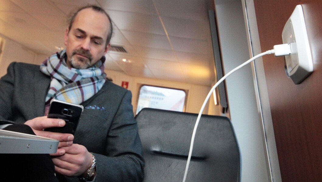 Johannes Larsen, prosjektansvarlig i Ruter, lader mobilen på Nesodden-båten. Foto: Øystein Dahl Johansen/Ruter Johannes Larsen, prosjektansvarlig i Ruter, lader mobilen på Nesodden-båten. Foto: Øystein Dahl Johansen/Ruter