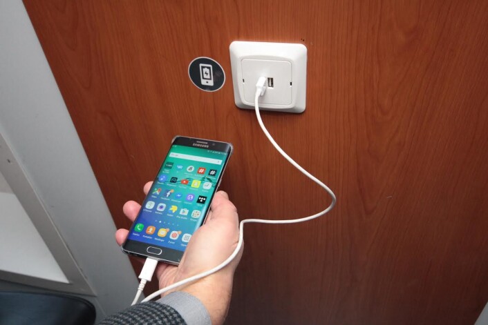 Se etter sort klistremerke og USB-uttak i veggen. Foto: Øystein Dahl Johansen/Ruter Se etter sort klistremerke og USB-uttak i veggen. Foto: Øystein Dahl Johansen/Ruter
