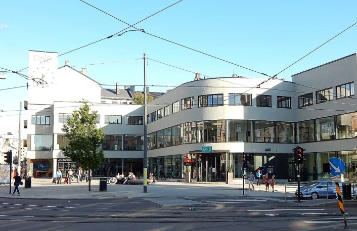 Vinkelgården, slik den ser ut i dag, uten småbutikker, men med DNB. Foto: Jan-Tore Egge / Wikipedia Vinkelgården, slik den ser ut i dag, uten småbutikker, men med DNB. Foto: Jan-Tore Egge / Wikipedia