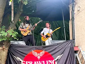 Sprawling Wings Orchestra er gitarsterke.