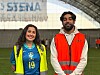 Kamila Hemmat (21) og Hamza Iqbal (19) stilte som frivillige bidragsytere under den gedigne fotballturneringen.