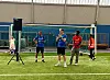 Erik Rosland (30) med mikrofon er mannen som startet opp fotballturneringen Sålevending. Med seg på laget har han Kamal Saaliti (47), til venstre.