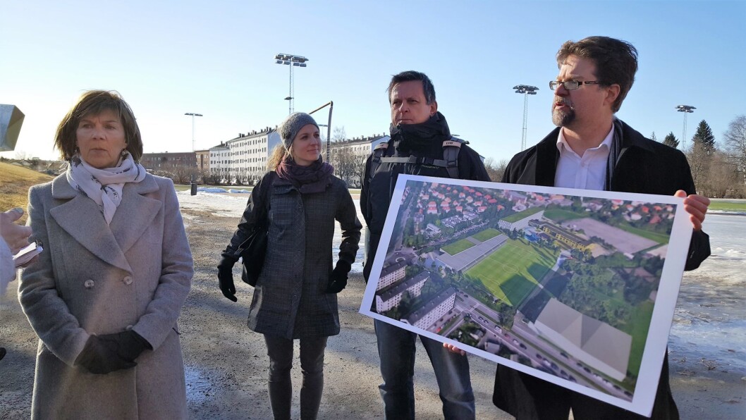 Dag Hovdhaugen i UDE, foran banen på Voldsløkka i dag, viser frem en illustrasjon av hvordan skolebygget og området kan bli i fremtiden. Fra venstre: Rigmor Hansen i Undervisningsbygg, Elisabeth Anker og Kjetil Storås i bymiljøetaten, og Hovdhaugen. Foto: Tarjei Kidd Olsen Dag Hovdhaugen i UDE, foran banen på Voldsløkka i dag, viser frem en illustrasjon av hvordan skolebygget og området kan bli i fremtiden. Fra venstre: Rigmor Hansen i Undervisningsbygg, Elisabeth Anker og Kjetil Storås i bymiljøetaten, og Hovdhaugen. Foto: Tarjei Kidd Olsen