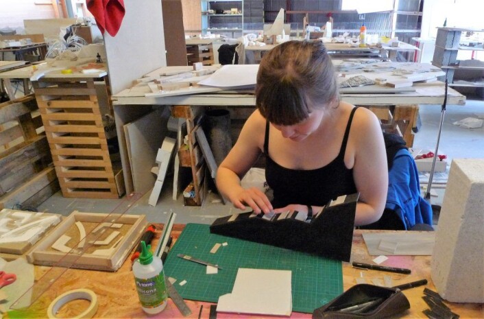 Arkitekt Aina Sand Telhaug arbeider med modell. Foto: Privat Arkitekt Aina Sand Telhaug arbeider med modell. Foto: Privat