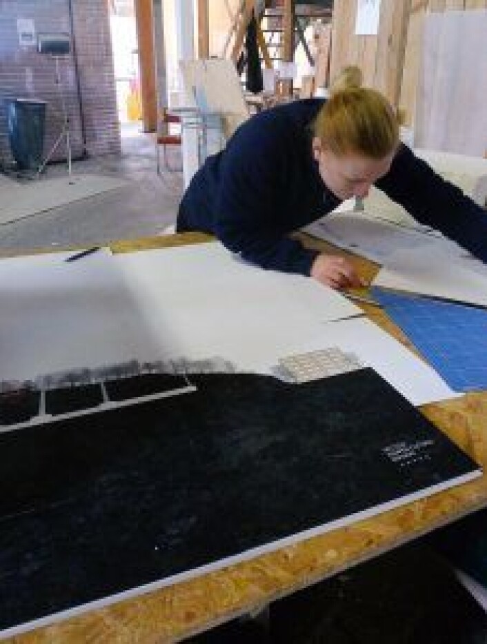 Ann-Sofie Indgul arbeider med snitt. På benken ligger en illustrasjon av hvor Kampen kulturbryggeri ligger i terrenget, og hvordan lyssjakter er tenkt plassert. Foto: Telhaug og Indgul Ann-Sofie Indgul arbeider med snitt. På benken ligger en illustrasjon av hvor Kampen kulturbryggeri ligger i terrenget, og hvordan lyssjakter er tenkt plassert. Foto: Telhaug og Indgul
