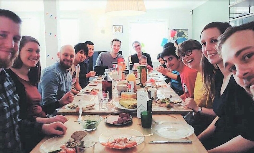 Refugees Welcome-frivillige, Oslofolk og flyktninger spiser middag sammen på Teisen høsten 2015, i regi av Refugees Welcome. Foto: Refugees Welcome Oslo-frivillig Refugees Welcome-frivillige, Oslofolk og flyktninger spiser middag sammen på Teisen høsten 2015, i regi av Refugees Welcome. Foto: Refugees Welcome Oslo-frivillig