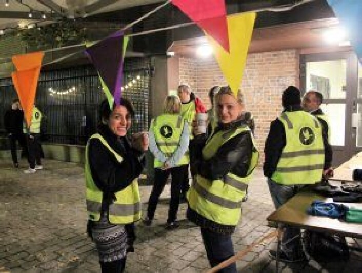 Refugees Welcome på Politiets utlendingsenhet på Tøyen høsten 2015. De sikret at flyktninger hadde klær, baby/barneutstyr og hygiene/sanitær. De hadde også helsepersonell som kjørte folk til legevakt dersom helsetilstanden var alvorlig. Utover det behandlet sykepleierne i Refugees Welcome Health mindre skader og sår på stedet. Foto: Marit Helene E. Mathiesen Refugees Welcome på Politiets utlendingsenhet på Tøyen høsten 2015. De sikret at flyktninger hadde klær, baby/barneutstyr og hygiene/sanitær. De hadde også helsepersonell som kjørte folk til legevakt dersom helsetilstanden var alvorlig. Utover det behandlet sykepleierne i Refugees Welcome Health mindre skader og sår på stedet. Foto: Marit Helene E. Mathiesen